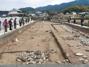 奥(東方向)に見えるのが飛鳥寺。百米くらいの距離か。