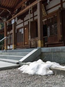 萩原神社拝殿の雪