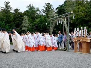 大神神社の茅輪くぐり神事