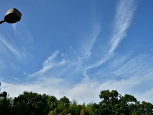 馬見丘陵上空。すっかり秋の空だ。