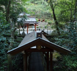 屋形橋から桜木神社本殿へ
