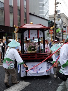 豊年講によるささゆり奉献行列